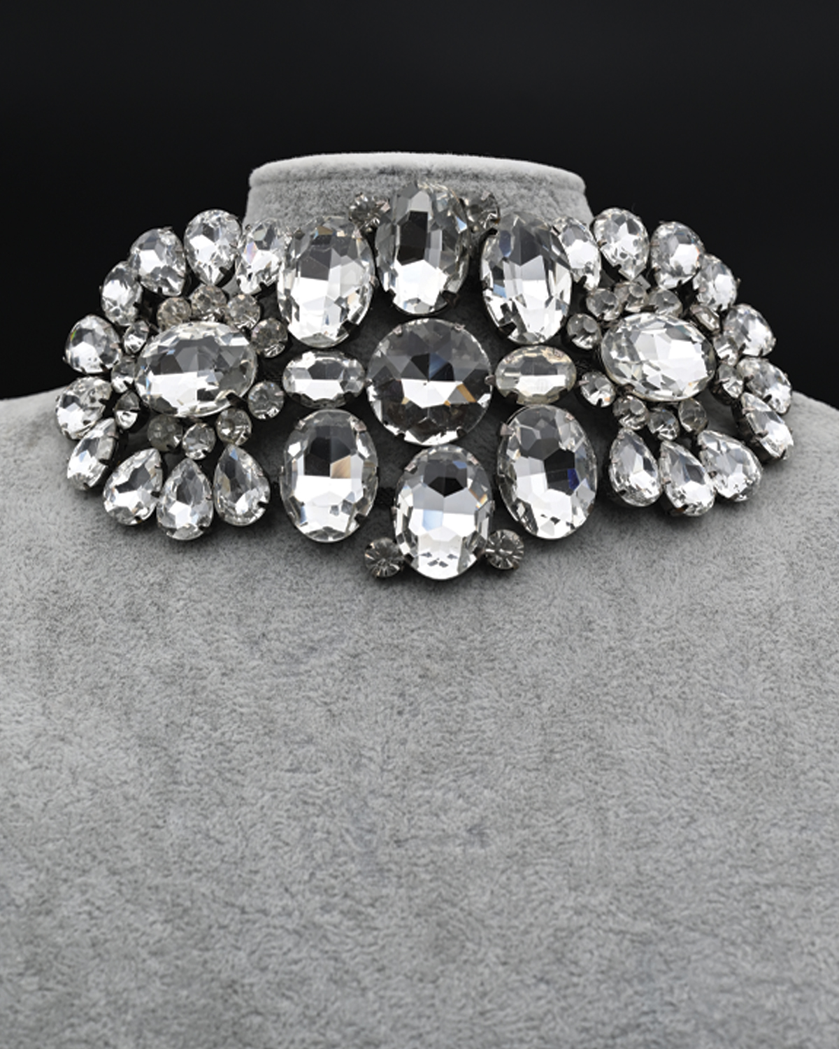 Голямо ръчно изрботено колие тип чокър с големи бели кристали "Glamoratti"