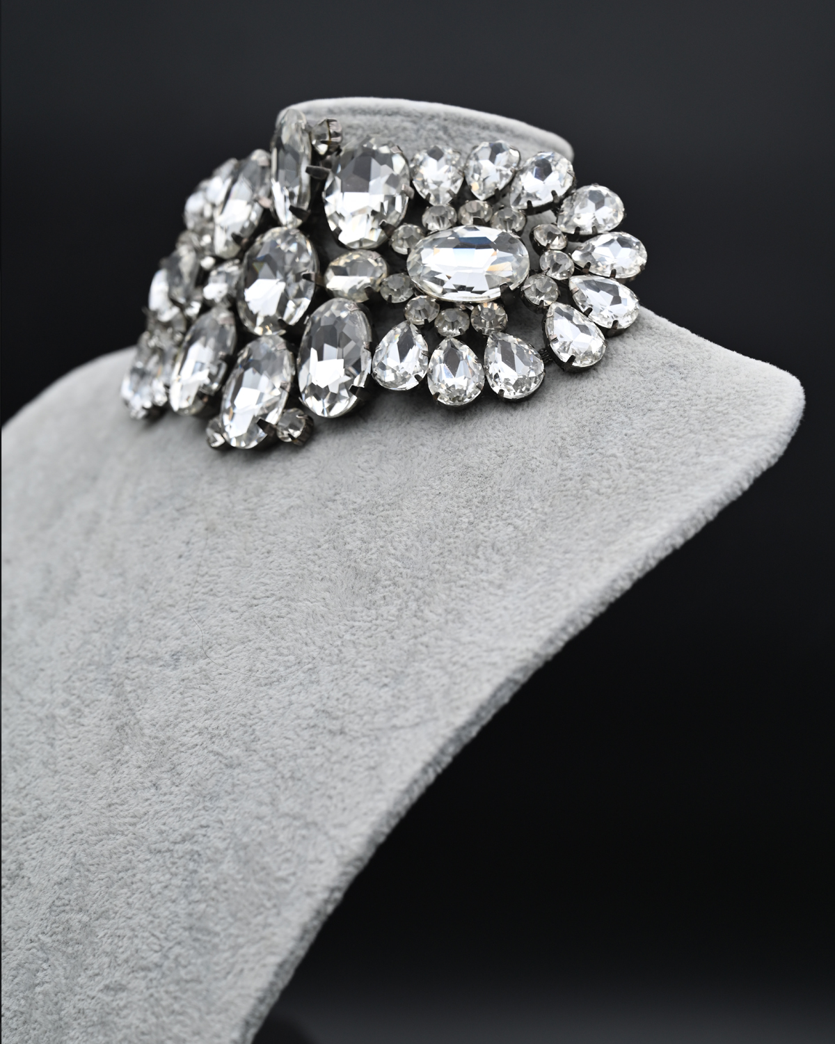 Голямо ръчно изрботено колие тип чокър с големи бели кристали "Glamoratti" - Image 2