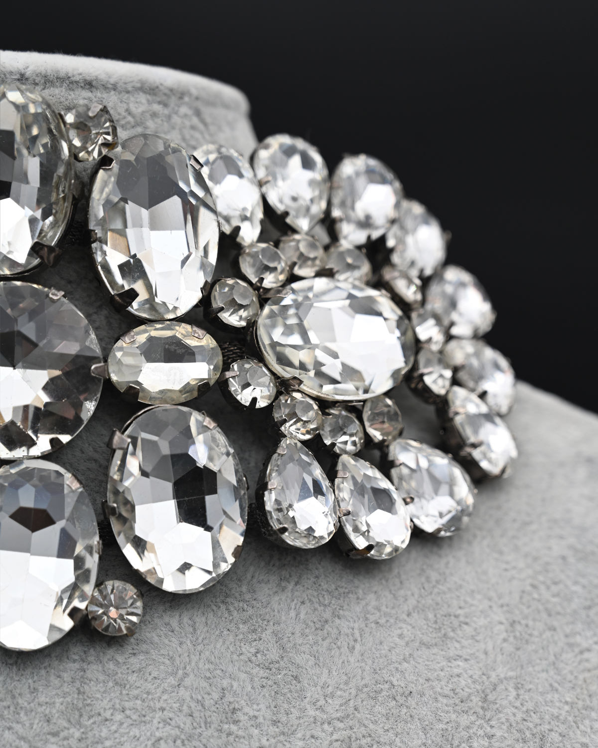 Голямо ръчно изрботено колие тип чокър с големи бели кристали "Glamoratti" - Image 4