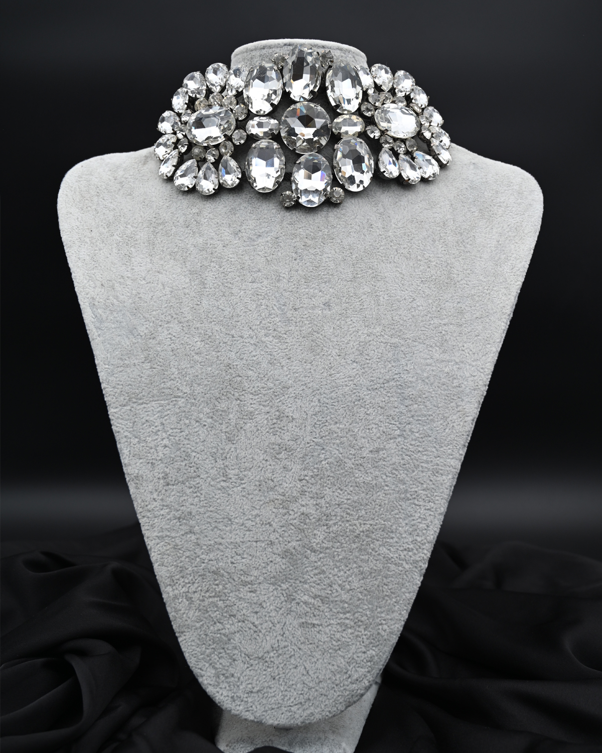 Голямо ръчно изрботено колие тип чокър с големи бели кристали "Glamoratti" - Image 6