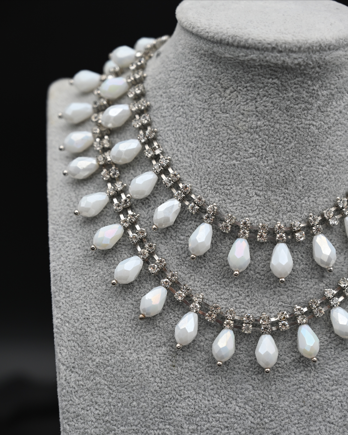 Бяло колие тип чокър "Glamoratti"